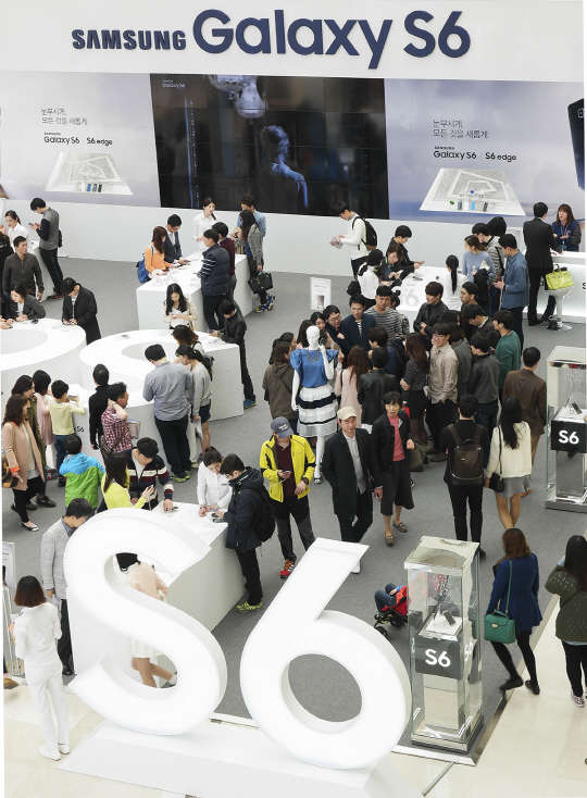 삼성전자가 서울 영등포 타임스퀘어 오픈한 '갤럭시 S6' 체험공간이 시민들로 붐비고 있다. 주말 동안 타임스퀘어에서 진행된 갤럭시 스튜디오에는 15만 명의 소비자들이 방문해 '갤럭시 S6'와 '갤럭시 S6 엣지'를 체험했다고 삼성전자는 밝혔다. << 삼성전자제공 >>